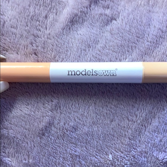 Models own under eye concealer - Picture 3 of 3
